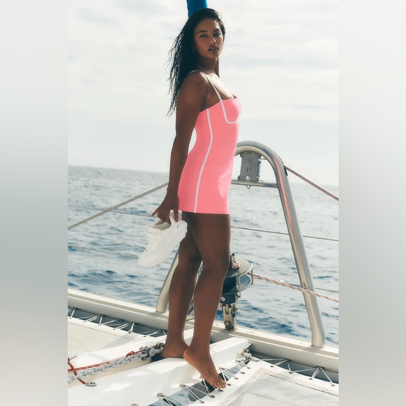 NEW Alo Airbrush Streamlined Dress Neon Bubblegum - Picture 1 of 5